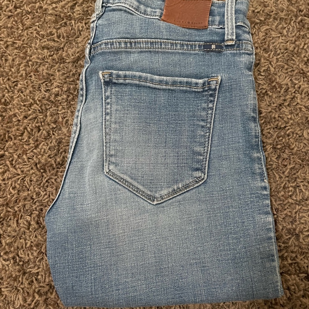 Lucky Brand Blue Jeans with Classic Fit and Contrast Stitching